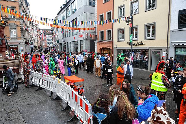 Bild 16: Fasnacht 2025 in Konstanz: Diese Bilder zeigen das bunte Narrentreiben auf der Marktstätte!
