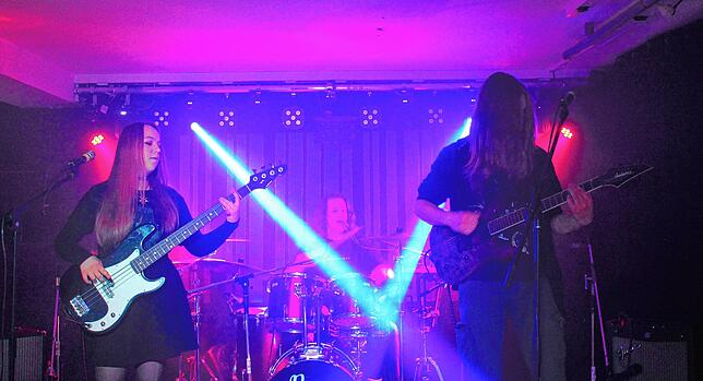 Die Band Unbroken mit ihren drei Mitgliedern (von links) die 16-Jährige Liriel Würth am Bass, Sänger und Schlagzeuger Jonathan Hofmann ...