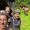 Im Mai haben Werner und Konstantin Ziller (Zweiter und dritter von links) ihre vier Jungbullen auf die Sommerweide im ...