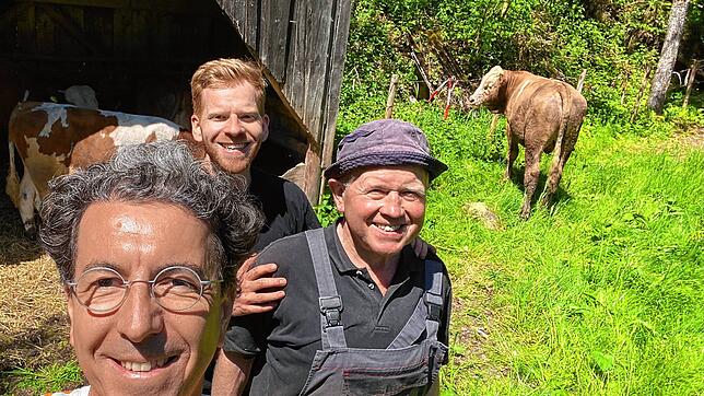 Im Mai haben Werner und Konstantin Ziller (Zweiter und dritter von links) ihre vier Jungbullen auf die Sommerweide im ...