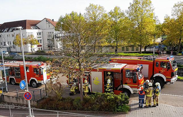 Groß angelegte Jahresabschlussübung: Fahrzeuge der Freiwilligen Feuerwehr Waldshut-Tiengen haben den Übungsort, das ehemalige Matthias ...