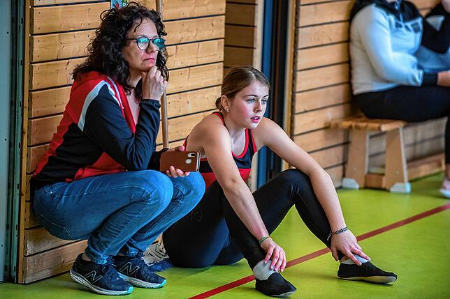 Enttäuscht: Trainerin Claudia Lais (links) und Junioren-Kunstradfahrerin Caroline Wirth vom RSV Wallbach waren mit Platz acht nicht ...
