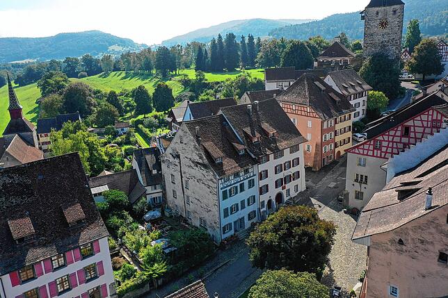Die Lücke in der mittelalterlichen Bebauung der Altstadt von Kaiserstuhl aus der Vogelperspektive.