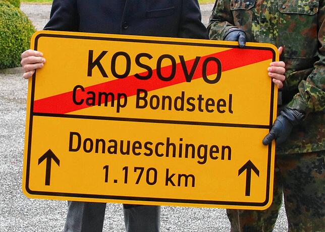 Das Donaueschinger Jägerbataillon 292 verabschiedet sich mit einem Appell im Schlosspark in den Einsatz im Kosovo. Als Erinnerung an ...