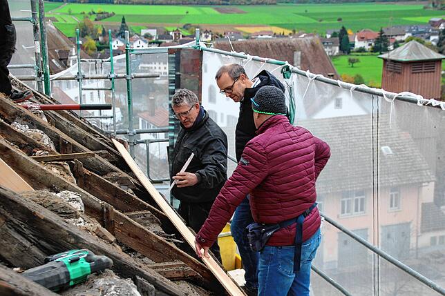 Zimmermeister Lorenz Eschbach, Bauleiter Bernhard Baur und Andreas Schäfer vom Hochbauamt begutachten am Dienstag das Dach des Oberen Tors.