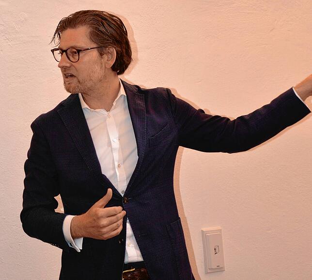 Lindaus Kulturamtleiter Alexander Warmbrunn erklärt schon einmal wo es im Cavazzen Museum lang geht.