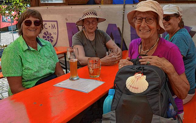 Unterwegs auf dem Jakobsweg: Lara Börne, Ordensschwester Birgitta, Ute Wilke und Hedi Krämer gefällt es in Markdorf.