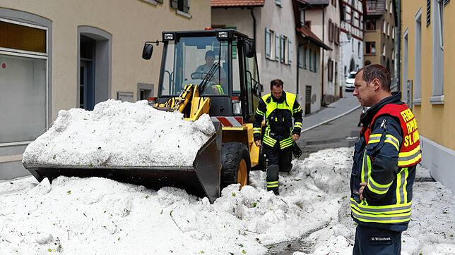 Ein Hagelschauer ging am 1. Juli über Sipplingen nieder. Feuerwehr und Bauhof beseitigten die dabei entstandenen Haufen, die sonst die ...