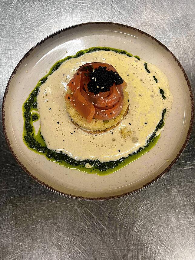 Zu den Spezialitäten gehört das Signature-Gericht mit Lachs: kunstvoll angerichtet, begleitet von Schaum und Kräuteröl.