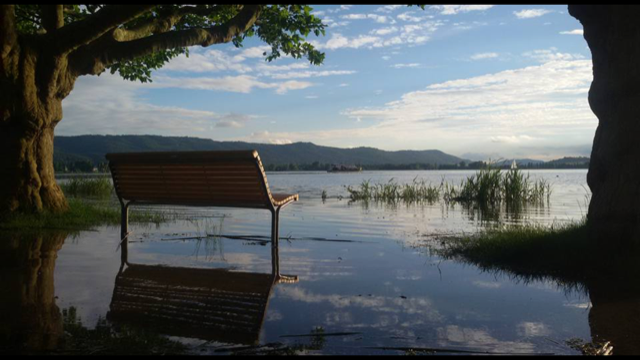 Diese Impression ließ uns Karin Ussat zukommen: Der Himmel spiegelt sich unter der Bank auf der Radolfzeller Hafenmole.