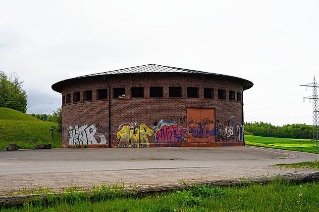 Das Wasserschloss: Unter dem runden Ziegelsteingebäude am Haspel verbirgt sich ein sehr hohes Bauwerk.