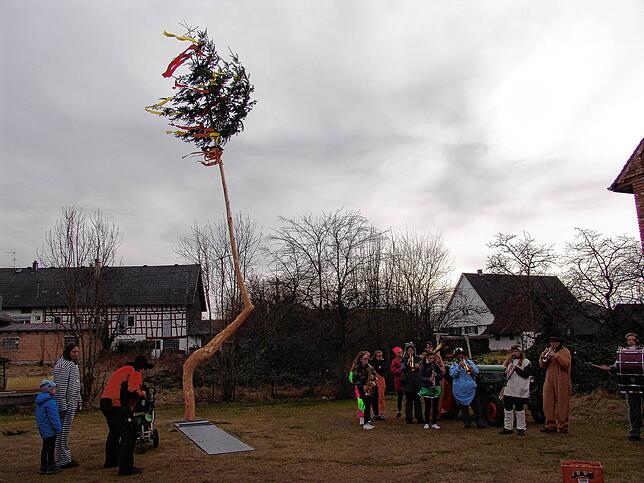 Bild 15: Narrenbaum mit Corona-Knick in Weildorf