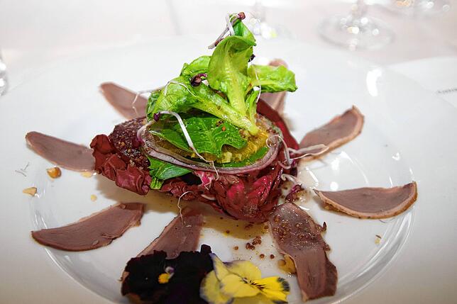 Besonders kunstvoll gelingt diese Interpration der Salate der Saison: Ein Türmchen mit Radicio, roten Beeten, Wintersalat, Zwiebeln, ...