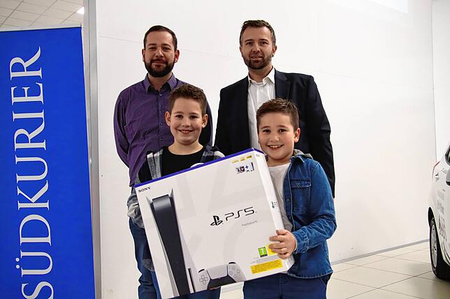 Große Freude hat der Gewinn der Spielekonsole Playstation 5 bei Familie Gallmann aus Lauchringen ausgelöst. Björn Baumann, Key Account ...