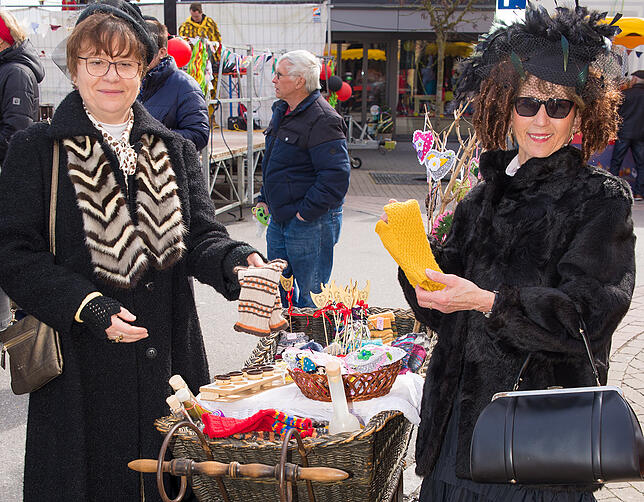 Gabi und Brigitte verkauften an ihrem Stand Selbstgestricktes und Selbstgenähtes – und selbst hergestellten Eierlikör.