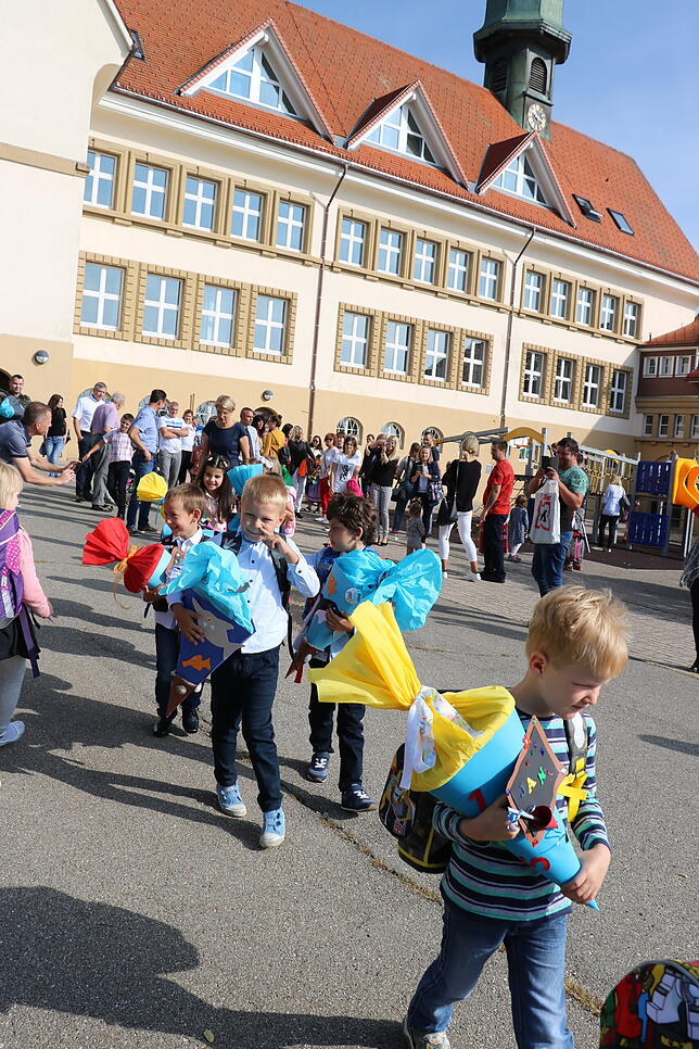 Schwer mit den Schätzen der Einschulung beladen, machen sich diese Bonndorfer Abc-Schützen erstmals auf den Weg in ihr Klassenzimmer. ...