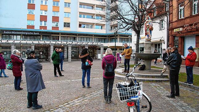 Schon früher fanden in Donaueschingen Corona-Proteste statt, wie hier im März beim Hanselbrunnen. Ein für Samstag, 1. Mai, geplanter ...
