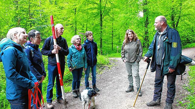 Christine Strehl, Regina und Jürgen Gromball, Christine Kaltenbacher, Andreas Hüttinger und Sabrina Molkenthin (von links) erfahren von ...