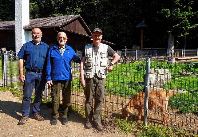 Klaus Reuther (von links, stellvertretender Vorsitzender Wildgehegeverein), Werner Jockers (Vorsitzender) und Hubert Rossa wollen ...