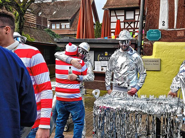 Bild 11: Schmotziger Dunschtig: Die Narren ziehen in Immenstaad durch die Straßen