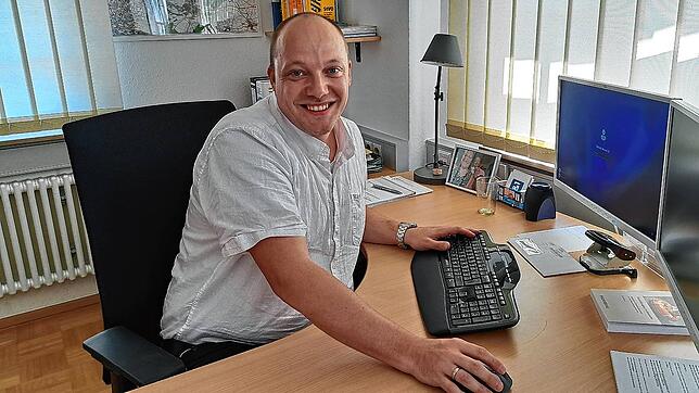 Marcel Rebholz an seinem neuen Arbeitsplatz. Viel zu tun gibt es, nachdem sich einige Aufgaben in den vergangenen Monaten angestaut haben.