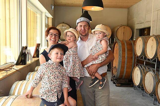 Das Erzinger Weingut LCK ist ein Familienbetrieb, der vor 16 Jahren von Lorenz und Corina Keller gegründet wurde. Bis der Nachwuchs ...
