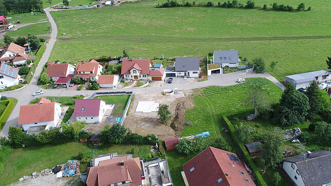 Entwicklungschancen für Sumpfohren: Hinter den neuen Häusern soll eine weitere Erschließungsstraße entstehen, an der auf beiden Seiten ...