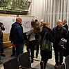 Nach der Bürgerversammlung im Kursaal konnten sich die Besucher an Themeninseln informieren und Oberbürgermeister Jan Zeitler (rechts) ...