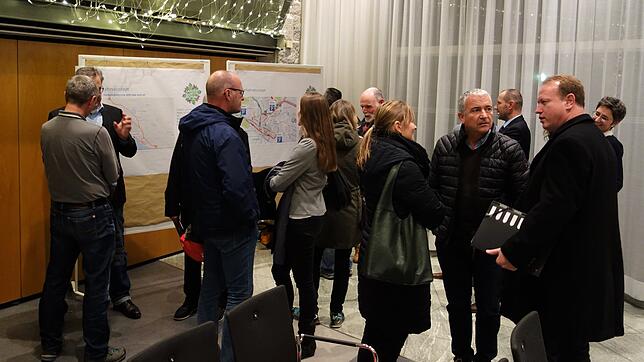 Nach der Bürgerversammlung im Kursaal konnten sich die Besucher an Themeninseln informieren und Oberbürgermeister Jan Zeitler (rechts) ...