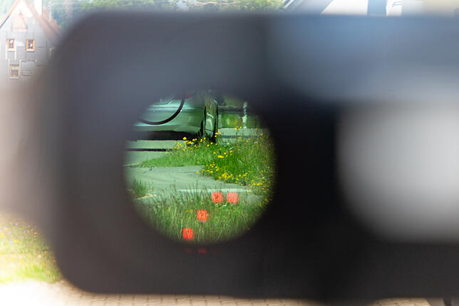 Ein Blick durch das Okular des Lasermessergäts. In einer Entfernung von bis zu einem Kilometer lassen sich alle Fahrzeuge damit genau ...