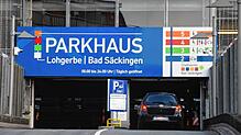 Ein Auto fährt in das Parkhaus Lohgerbe in Bad Säckingen ein. Seit März gibt es dort keine Schranke mehr.