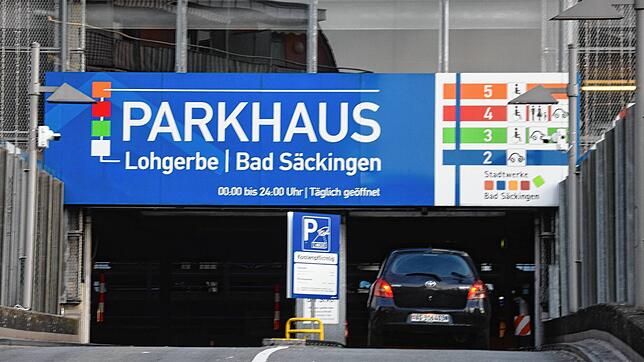 Ein Auto fährt in das Parkhaus Lohgerbe in Bad Säckingen ein. Seit März gibt es dort keine Schranke mehr.