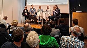Gisela Stete, Sascha Klein, Jürgen Baur, Philipp Baumgartner und Marion Klose diskutieren im Konzil über den Klimamobilitätsplan der ...
