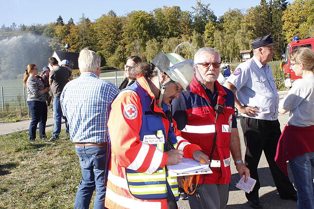 Elmar Müller (links) und Markus Knorr koordinieren die Rettung der Verletzten zwischen Feuerwehr und DRK-Einsatzkräften.