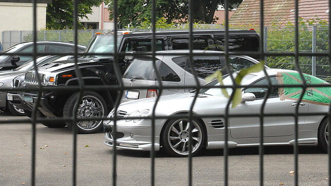 Beim Zugriff auf den Menschenhändlerring wurden von der Polizei im Jahr 2009 auch Luxus-Fahrzeuge beschlagnahmt und auf dem Polizeihof ...