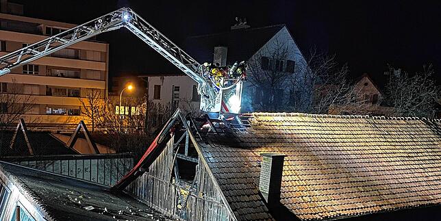 (Archivbild) In der Brandnacht nimmt die Kreuzlinger Feuerwehr die Schäden genau in Augenschein.