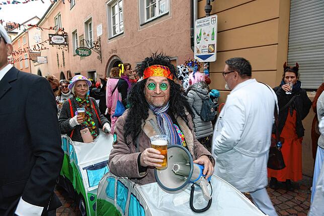 Bild 17: Buntes Treiben in den Gassen &ndash; Narren erobern bei der Straßenfastnacht die Stadt