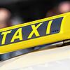 (Symbolbild) Ein Taxi mitten in der Nacht ist teuer, kann aber mehr Sicherheit bieten. Die Fraktion FGL/Grüne will ein Nachttaxi für ...