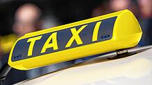 (Symbolbild) Ein Taxi mitten in der Nacht ist teuer, kann aber mehr Sicherheit bieten. Die Fraktion FGL/Grüne will ein Nachttaxi für ...