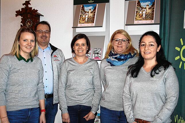 Bürgermeister Marcel Schneider stellte im März das neue Team der Touristinfo Todtmoos vor: v.l. die Leiterin Katharina Maier, Silvia ...