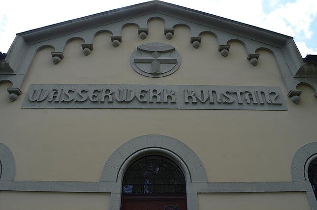 Das historische Pumpwerk vom außen. Viele Spaziergänger kennen den Anblick vom Weg aus.