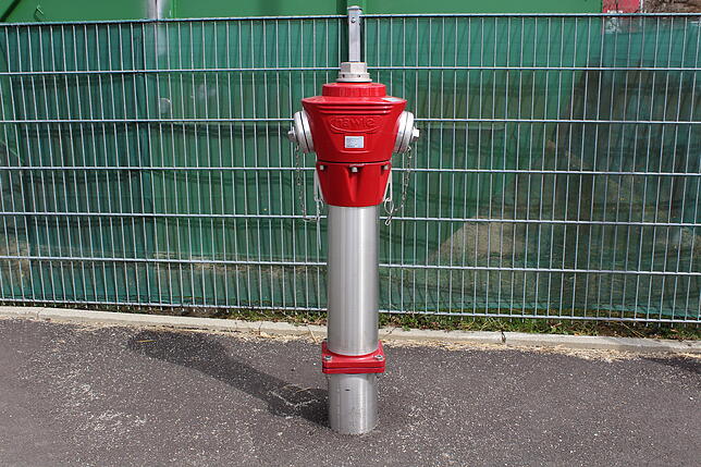 Ein moderner Hydrant. In der Gemeinde Sipplingen sollen sie aber auch ältere Hydranten nun verplombt werden. Bürgermeister Oliver Gortat ...
