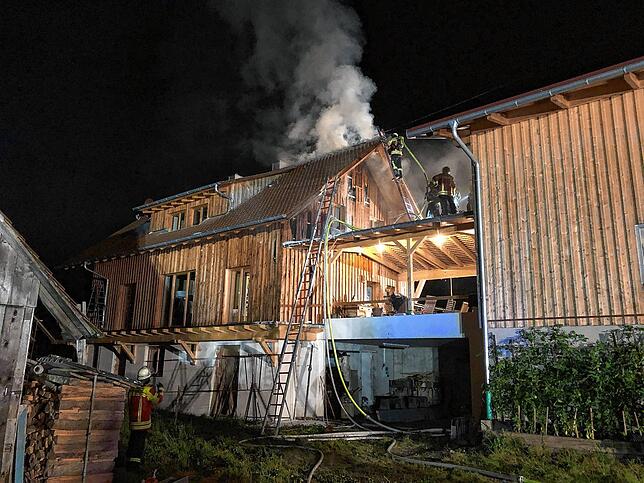 Weil das Haus in Holzständerbauweise errichtet war, gestalteten sich die Löscharbeiten aufwändig und langwierig. Erst am Freitagmorgen ...