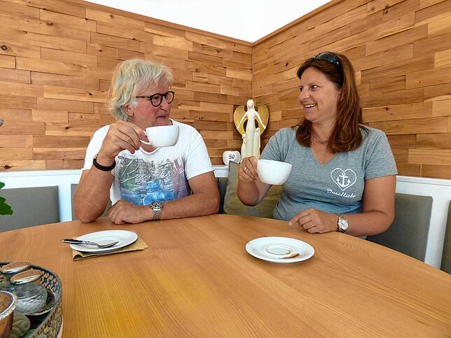 Die Urlauber Jeannette und Rüdiger Reemtsema aus Aschaffenburg genießen bei Stefflins nach dem Frühstück noch eine Tasse Kaffee, bevor ...