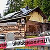 Die Polizei hat die Ruine des Hauses im Groppertal nach dem verheerenden Brand abgesperrt.
