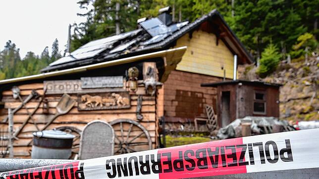 Die Polizei hat die Ruine des Hauses im Groppertal nach dem verheerenden Brand abgesperrt.