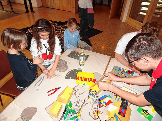 Auch Kinder und Jugendliche konnten ihre Ideen zu schönen Plätzen im Dorf, speziell zum Platz vor dem Rathaus, gestalterisch einbringen.