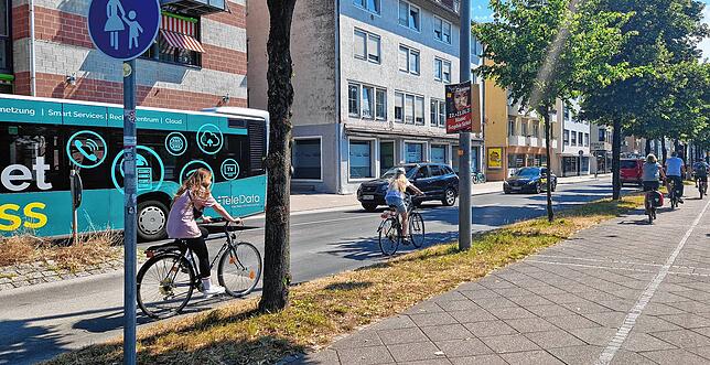 Radfahrer müssen jetzt die Straße nutzen. Teilweise tun sie das schon, die neue Regelung hat sich allerdings längst noch nicht überall ...