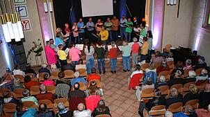 In der voll besetzten evangelischen Kirche Stühlingen gibt der Sängerbund ein gelungenes Konzert unter dem Motto „What A Wonderful ...