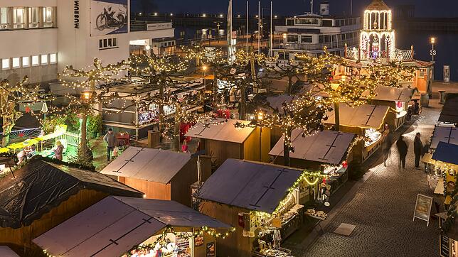 In der Vorweihnachtszeit öffnet das Hüttendorf auf dem Buchhornplatz in Friedrichshafen.
